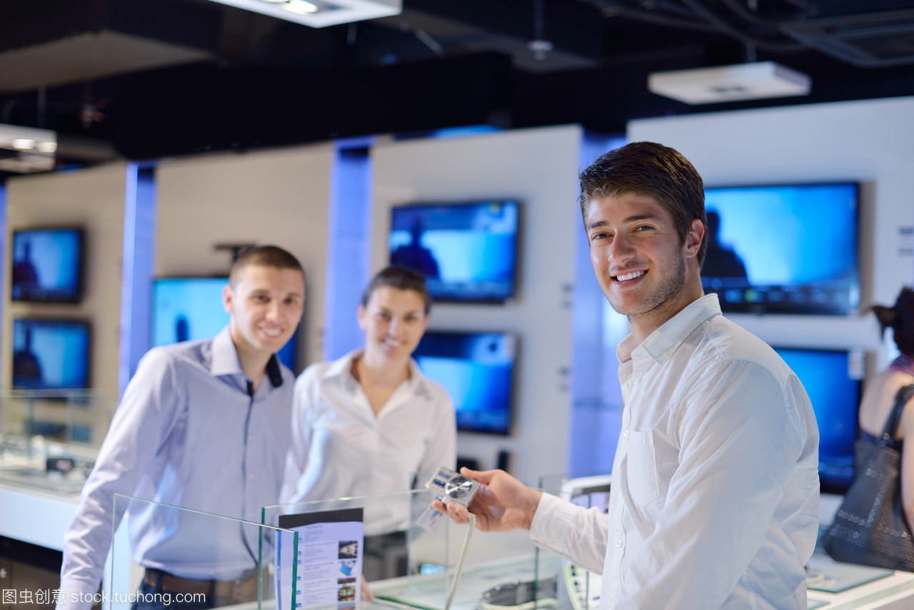 电子产品销售场景 从零售店到家庭科技的喜悦